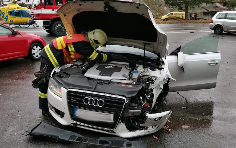 Při srážce dvou aut v Hamru na Jezeře se zranilo osm lidí, z toho pět dětí