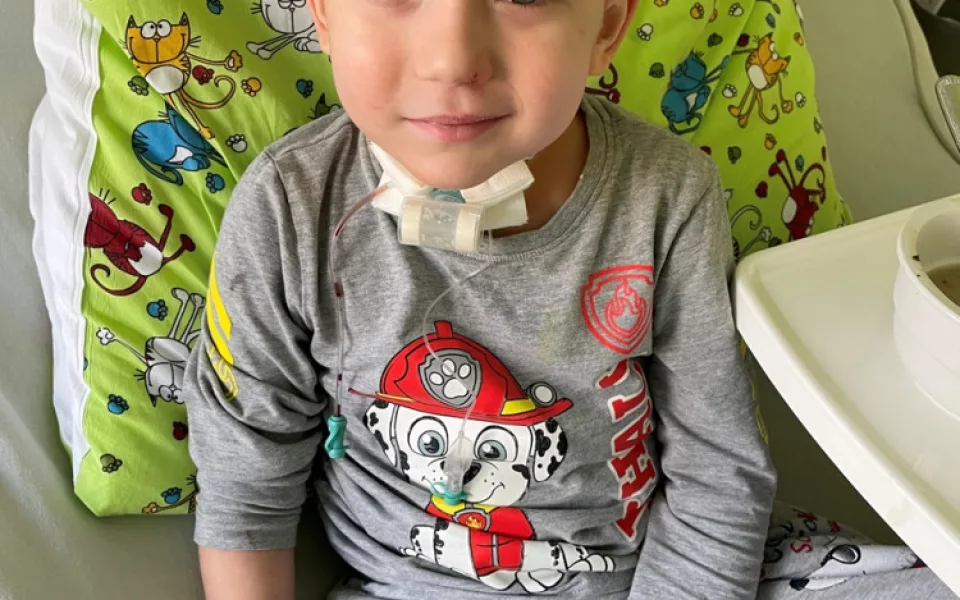Malý Eddie prodělal bezpříznakový covid. Následkem bylo krvácení do mozku, k tomu obrna hlasivek