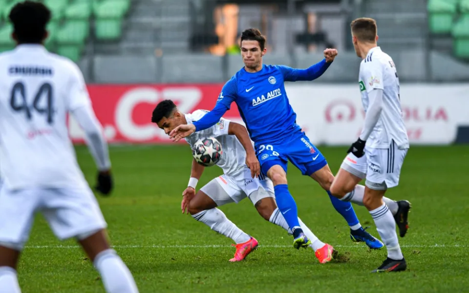 Znovu vítězný gól v závěru. Júsuf hlavou po rohu trefil v Karviné čtvrtou výhru Slovanu v řadě