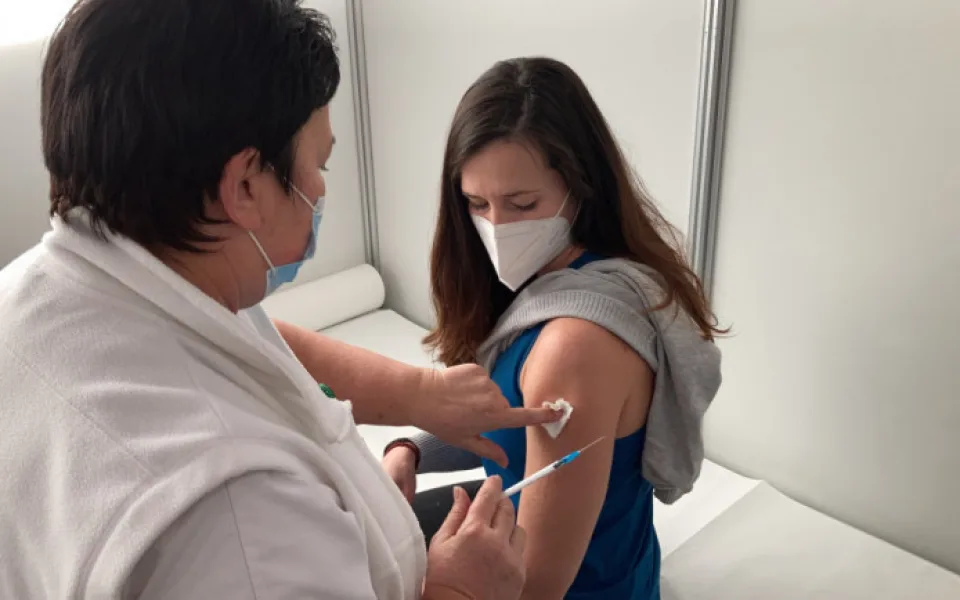 Absolventi vysokých škol jsou k vakcínám nejkritičtější, proti covidu-19 se ale očkují nejochotněji