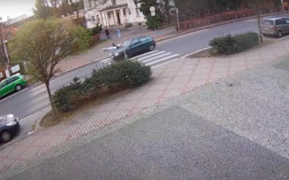 Auto na přechodu srazilo dívku. Řidič od nehody ujel a hledá ho policie