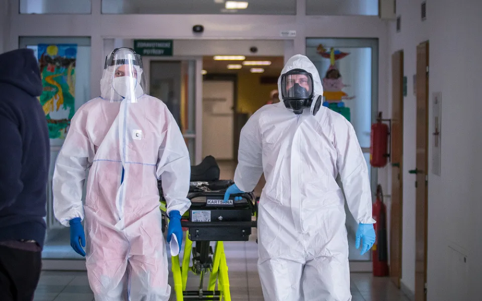 Nemocnice v kraji odkládají operace. Připravují se na nápor pacientů s covidem