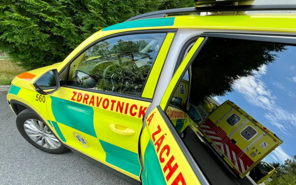 Tragická nehoda ve Cvikově. Po srážce s autem zemřel chodec