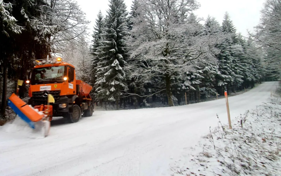 První sníh zkomplikoval dopravu. Dvě desítky nehod, meteorologové varují před dalším sněžením