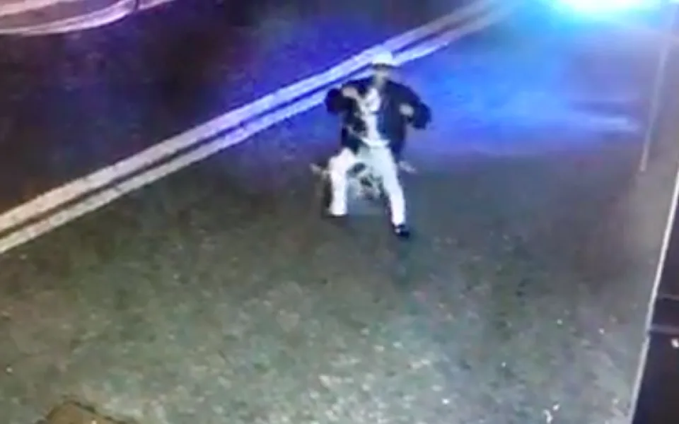 Opilý vandal v Lípě poničil vánoční výzdobu na náměstí. Natočila ho kamera
