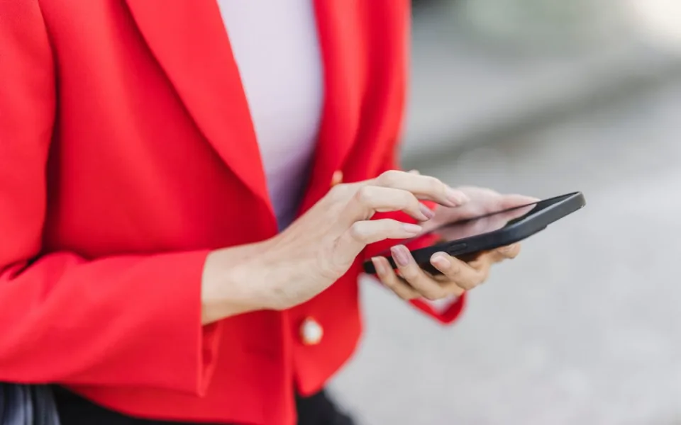 Veselé Vánoce. Tak zněl text vůbec první SMS, byla poslána přesně před 29 lety