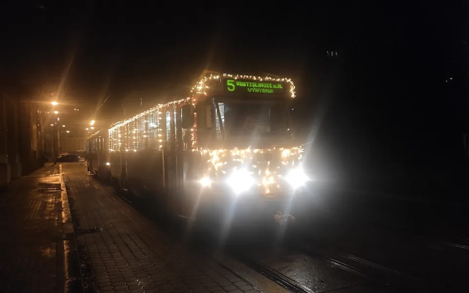 Libercem jezdí adventní tramvaj. Rozsvítilo ji 130 metrů světelných řetezů