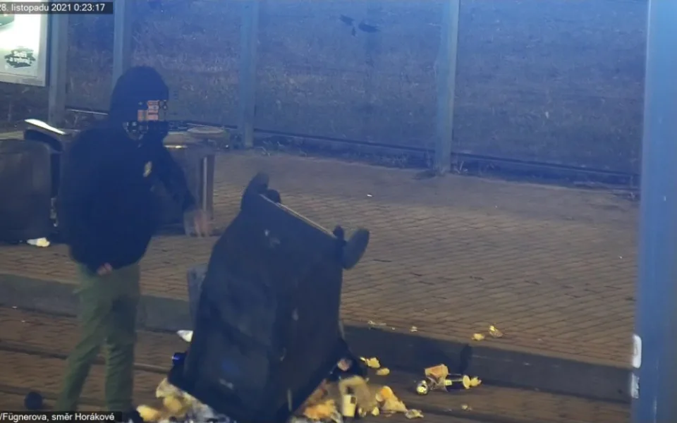 Opilý vandal na Fügnerce přepral popelnici, před strážníky zarytě mlčel
