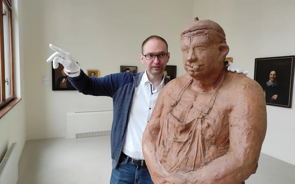 Umělcům se nelíbí práce nového ředitele galerie. Kraj ho zatím odvolávat nebude