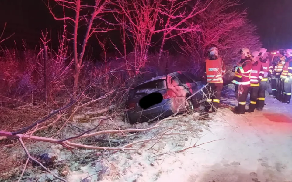 Policie hledá řidiče, který ujel od nehody v Dětřichově. V druhém autě se zranila řidička
