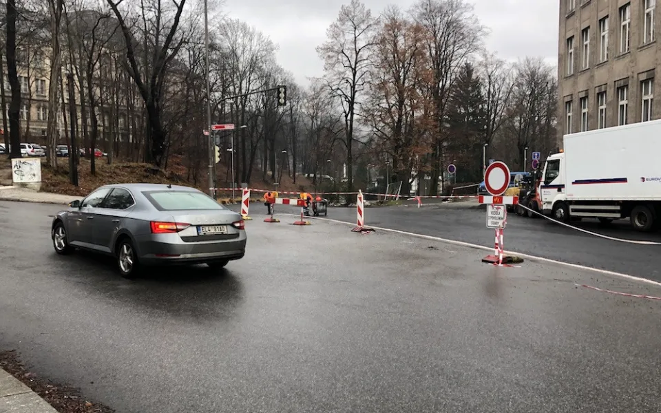 Rekonstrukce Jablonecké se prodlužuje. Řeší se, kdo za to může
