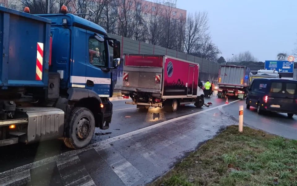 Komplikace v Turnově. Na průtahu města se staly dvě nehody současně