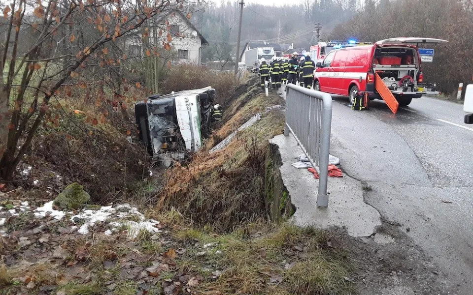 Na Semilsku se autobus převrátil do příkopu. Šest zraněných, jeden těžce