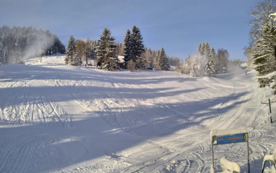 Přišla obleva, další skiareály přesto zahájí sezonu. Rozjede se Černá Říčka i Špičák