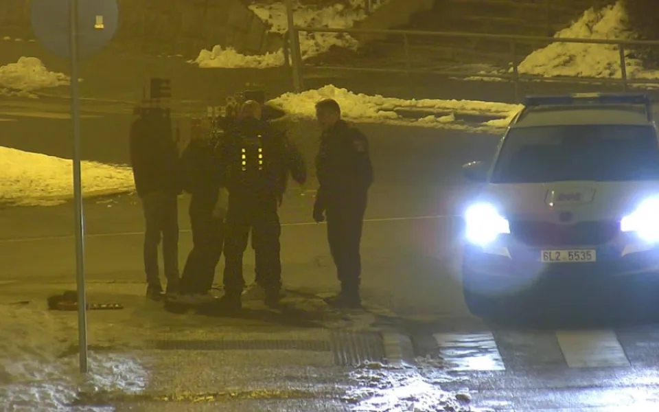 Řádění vandalů před radnicí. Poškodili ozdoby vánočního stromu, ukradli kovářské kladivo