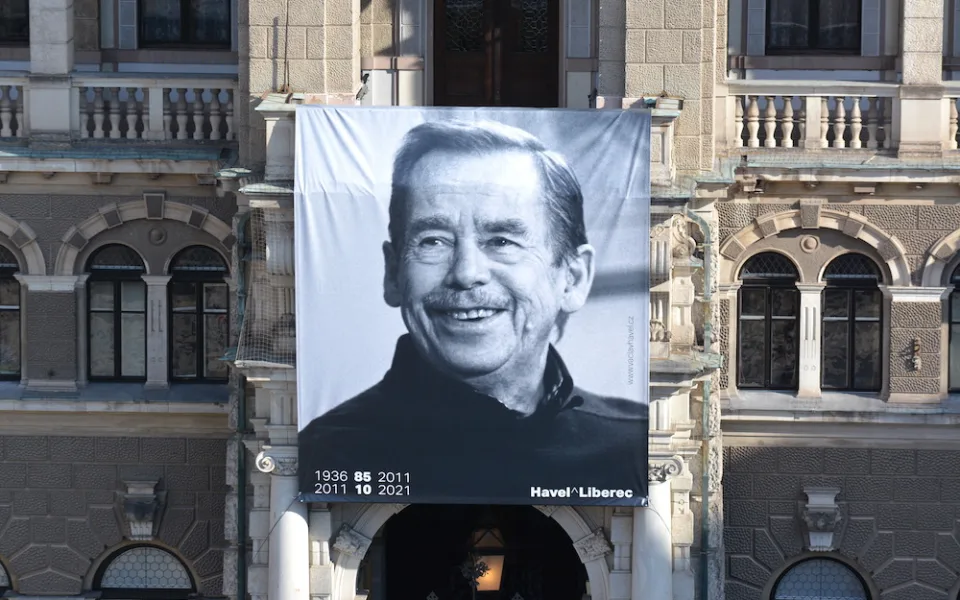 Před deseti lety zemřel Václav Havel. V Liberci strávil srpen 1968, otevřel knihovnu