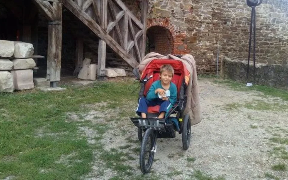 Matýsek na vozíku ve speciální škole rozkvetl, bez asistenta ji ale bude muset opustit. Pomůžete?