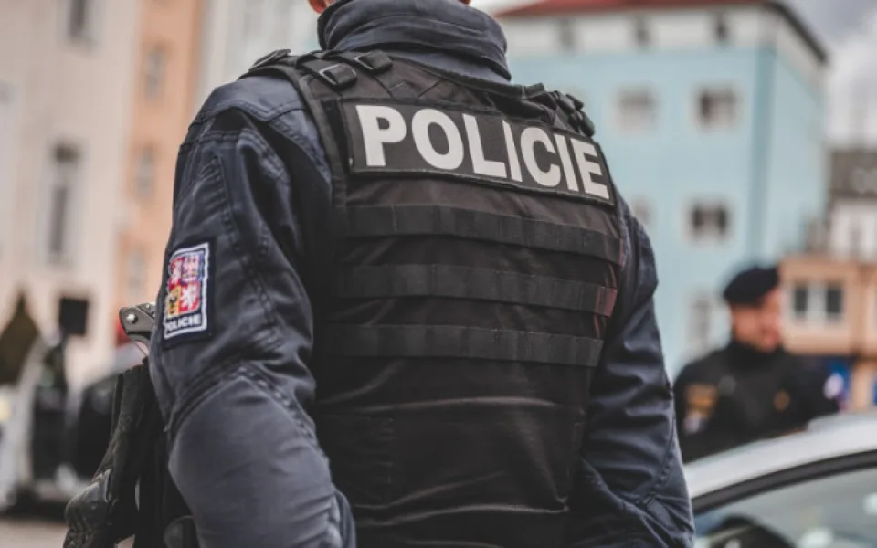 Přepadené ženě pomohli dva muži, zadrželi pachatele