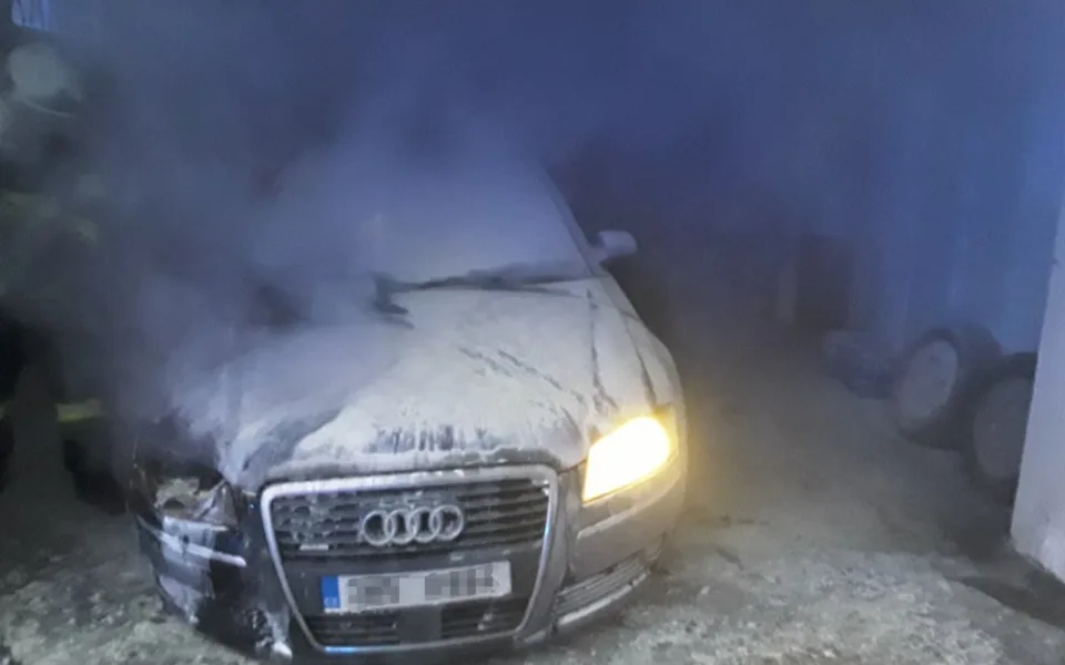 Hasiči likvidovali požár auta. Hořelo v garáži, která je součástí domu v Tatranské ulici