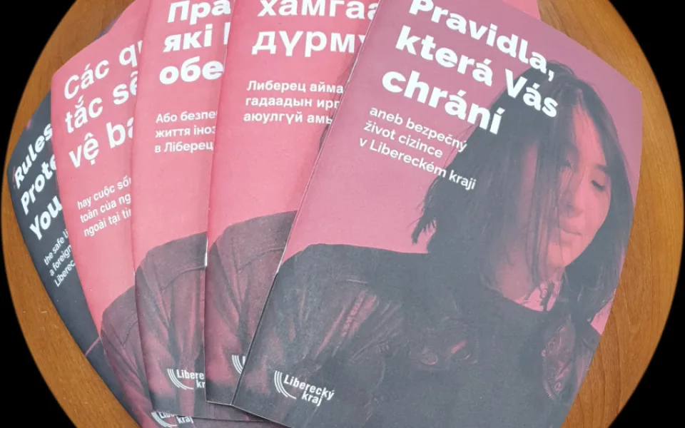 Cizincům v Libereckém kraji pomůže s orientací brožura vydaná v pěti jazycích