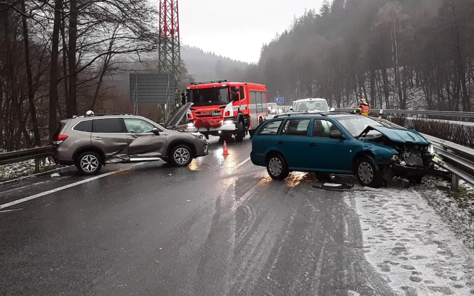Řada nehod na kluzkých silnicích. Silnice u Jeřmanic je uzavřená
