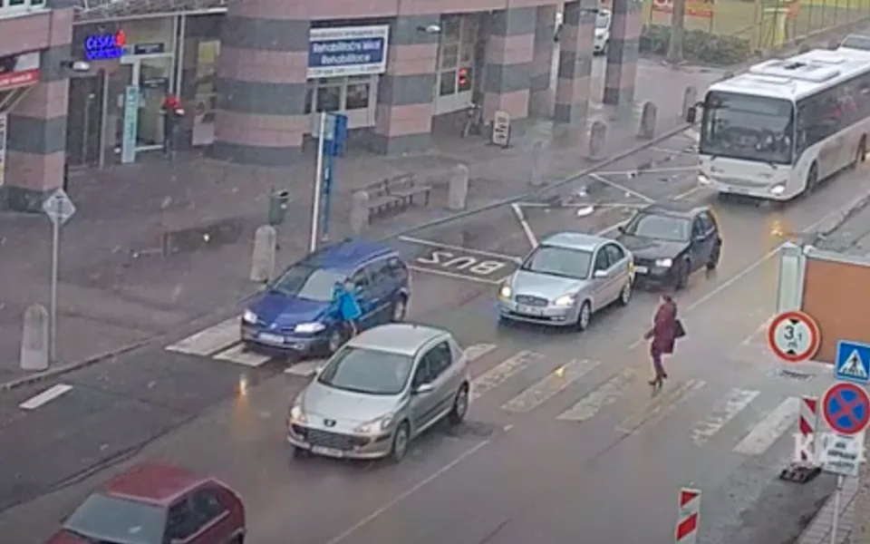 Chlapec po střetu s autem na přechodu utekl. Hledá ho policie