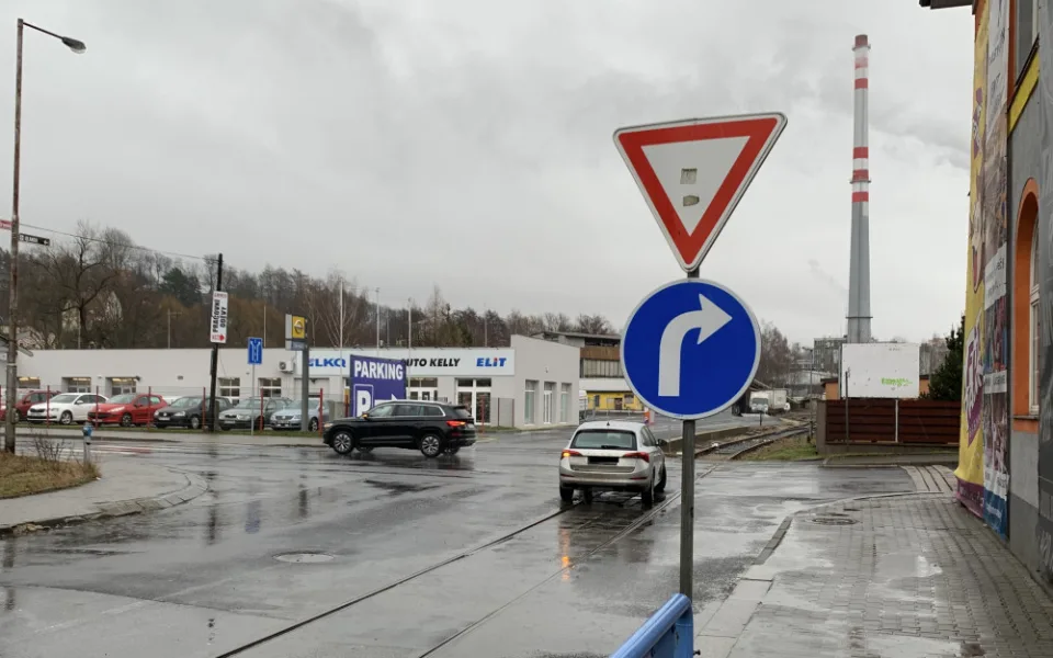 Doleva už ne. Řidiče překvapila nová značka u Babylonu, řada z nich ji dál ignoruje