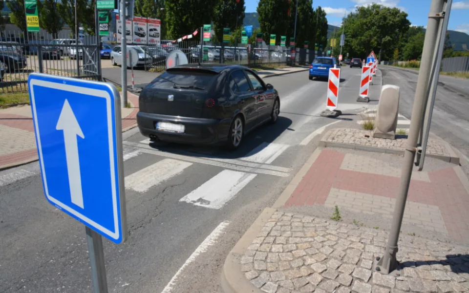 Stavba silnice do průmyslové zóny se přiblížila. Kraj vykupuje nemovitosti