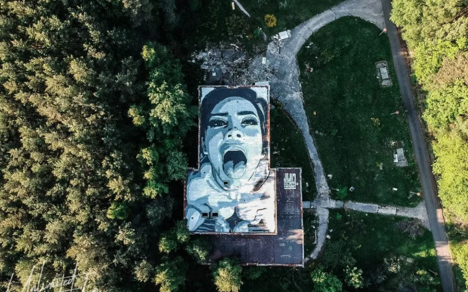 Projekt má fungovat jako meme, říkají o největším nelegálním streetart díle u nás jeho autoři