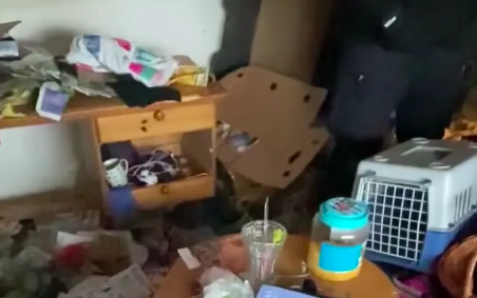 Nepříjemný odchyt kočky pro strážníky. Byt byl plný odpadků