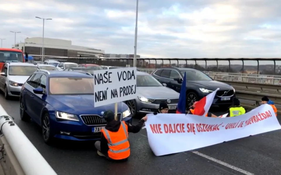 Demonstranti se svázali řetězy a zablokovali dopravu na Nuseláku. Kvůli Turówu