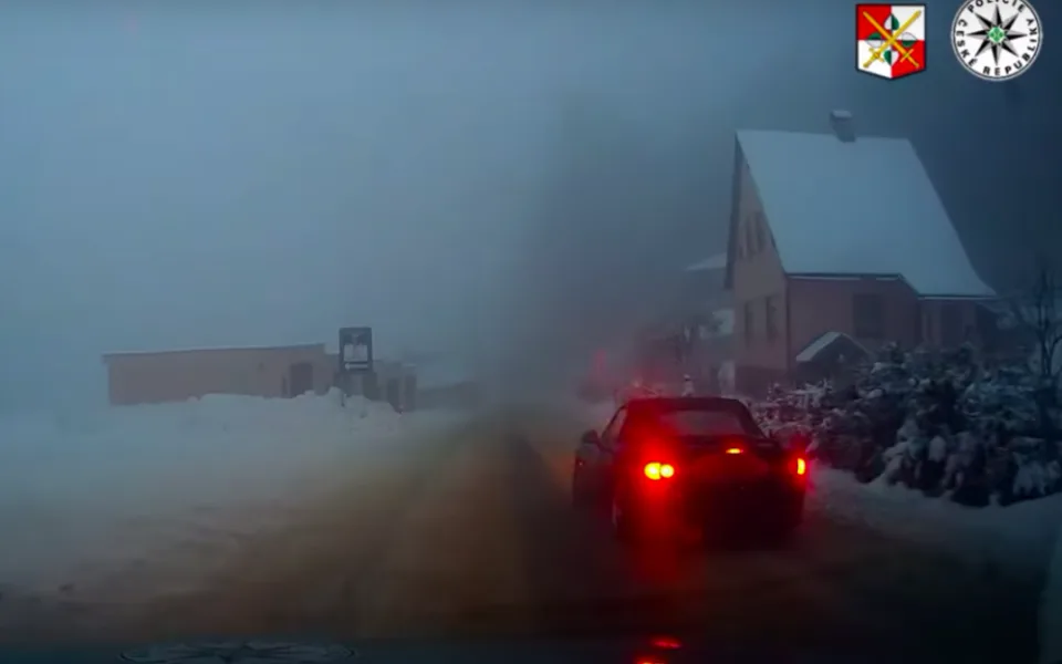 Zběsilá honička na Jablonecku. Muž bez řidičáku ujížděl policistům do Jizerek