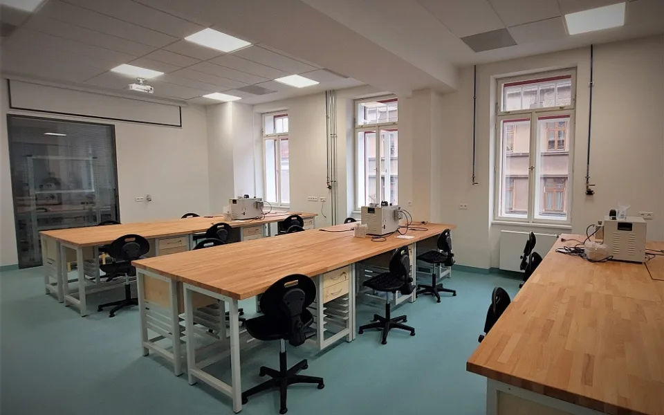 Při rekonstrukci se částečně zřítila, teď se do školy v jablonecké Podhorské ulici vrací studenti