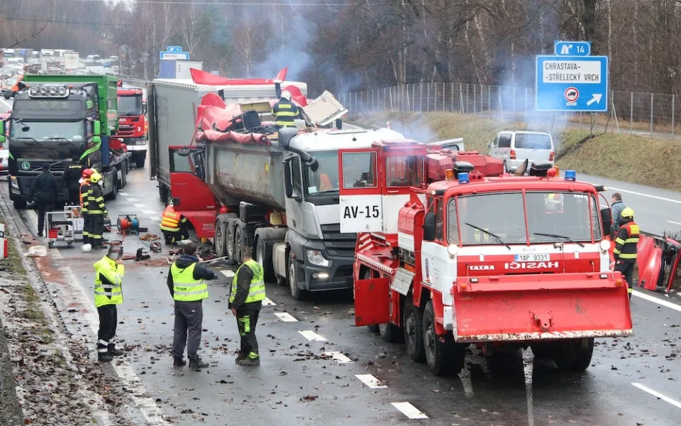 Na silnici 35 u Chrastavy se srazily dva kamiony. Hasiči hodinu vyprošťovali zraněného řidiče