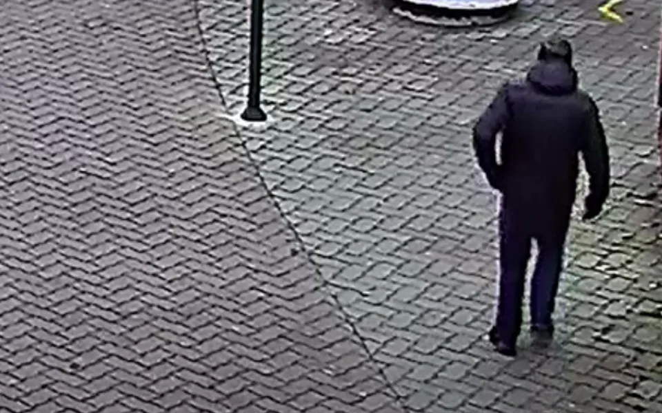 Před květinářstvím ukradl peněženku s padesáti tisíci. Policie hledá muže ze záznamu
