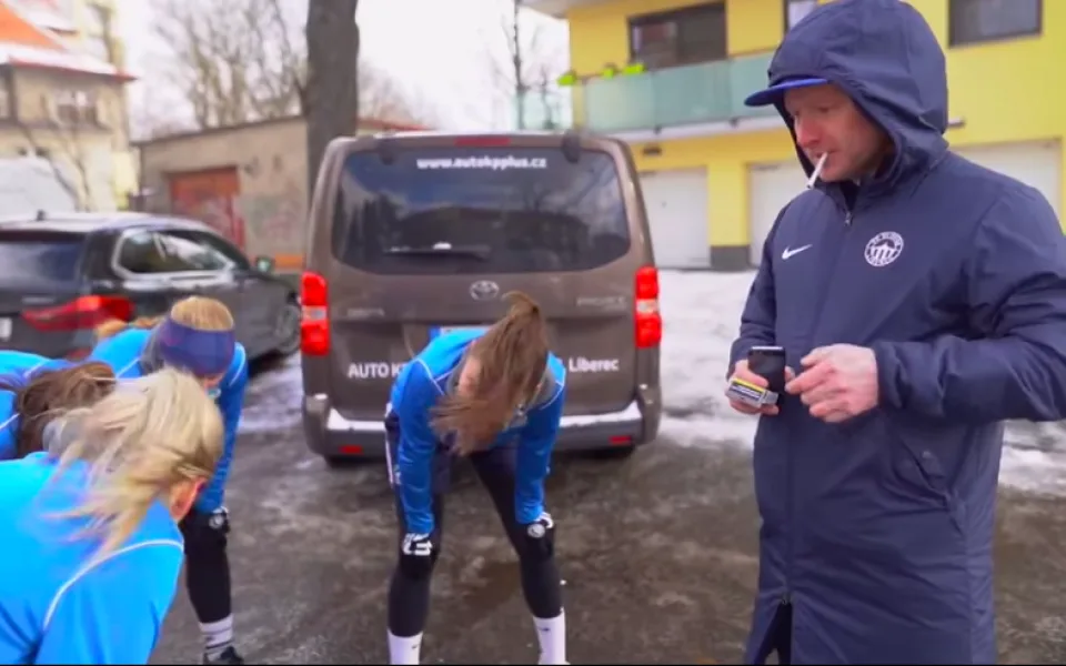 Do sámošky pro cigára a běhání bez míče. Ženského týmu Slovanu se na přípravu ujal nový asistent