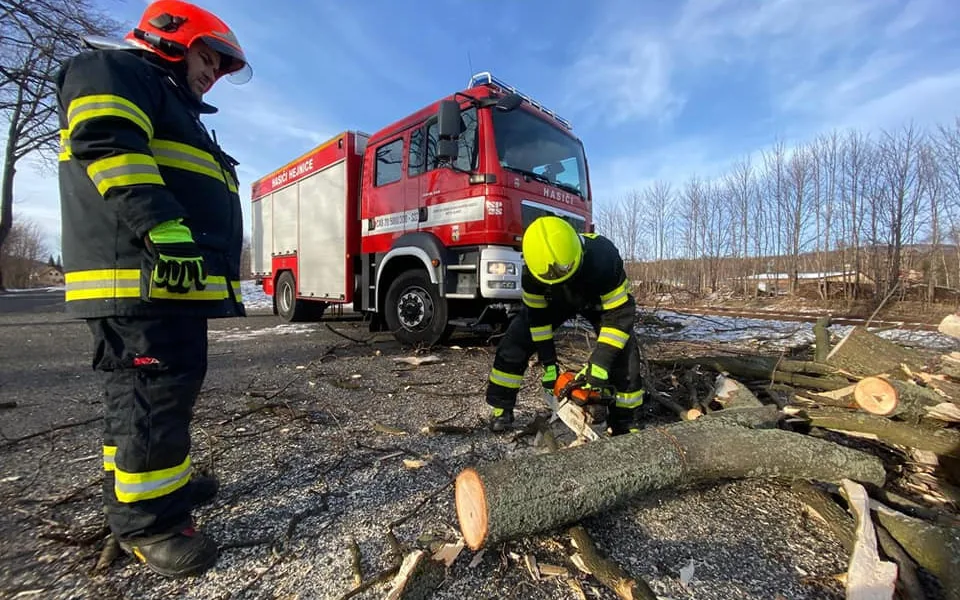 Sněhové jazyky, náledí i popadané stromy. Počasí komplikuje dopravu