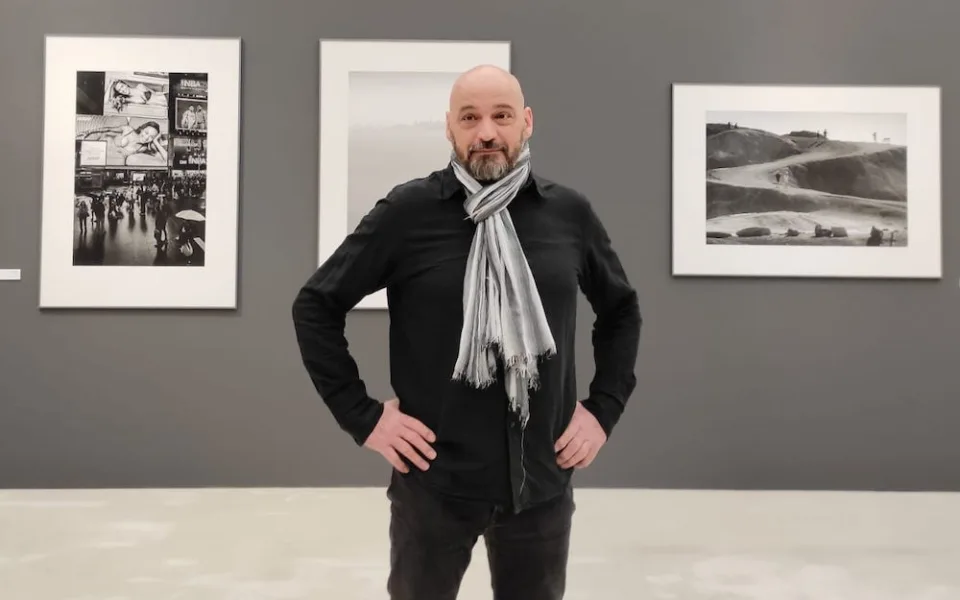 Bílá, černá, horizont. Galerie představuje tvorbu libereckého fotografa