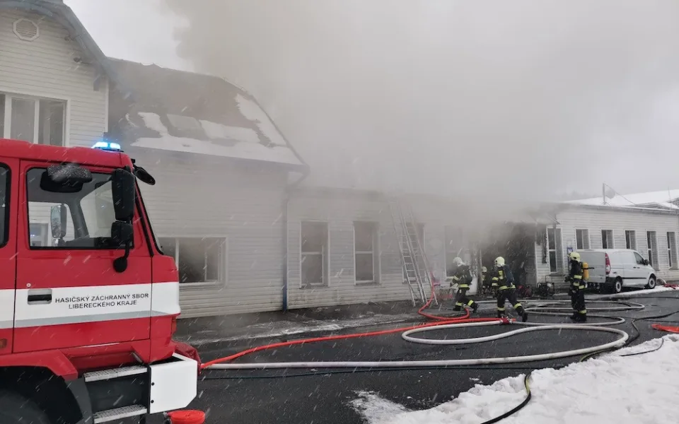 Při požáru autodílny v Jablonci se zranil hasič. Jeden člověk se nadýchal zplodin