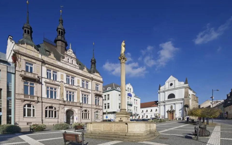 Kašna na turnovském náměstí roky protéká a je téměř bez vody. Město ji nechá opravit