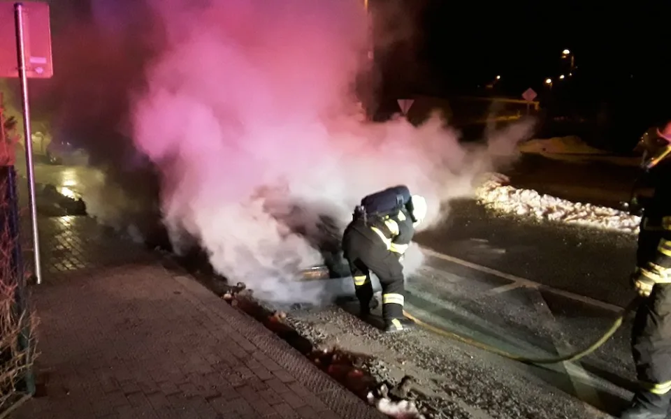 Driftující řidič zapadl na silnici na Smědavu. Později mu auto o pár kilometrů dál shořelo
