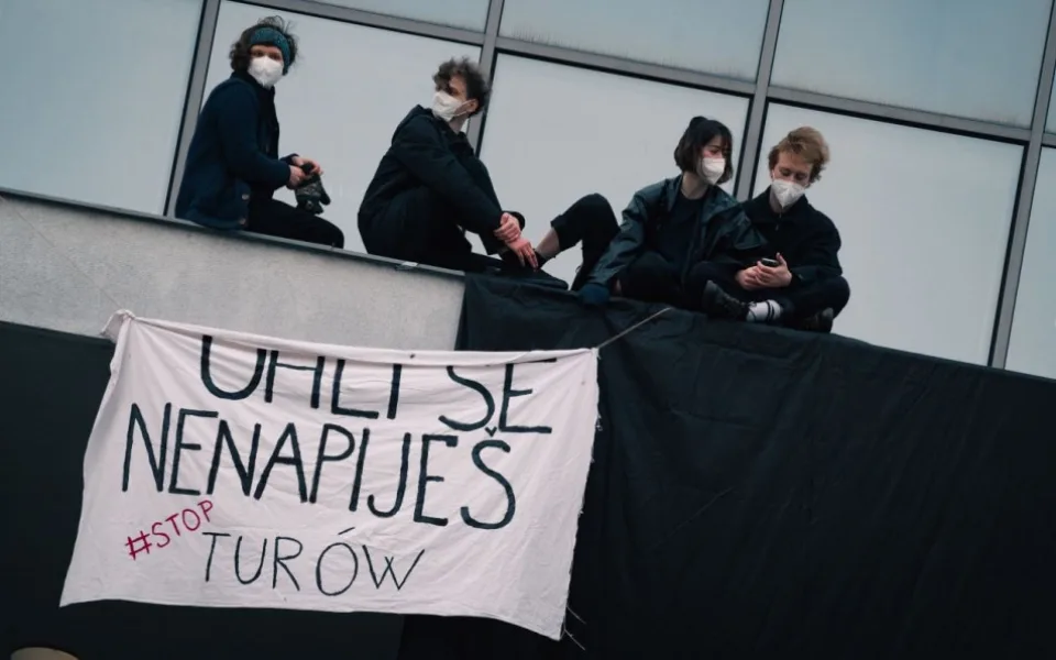 Aktivisté zastavili přívod vody na ministerstvo. Upozorňují na těžbu v dole Turów