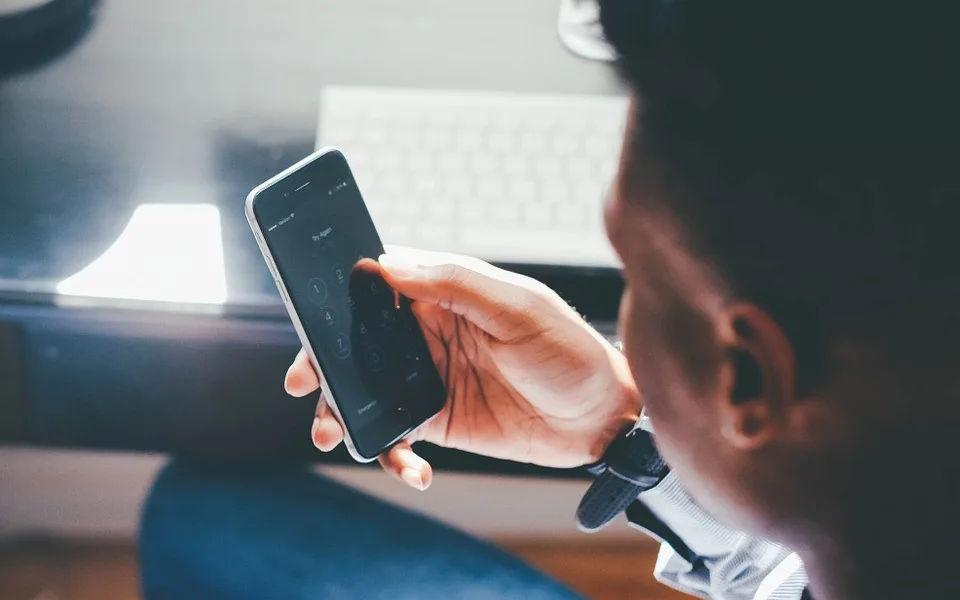 Podvodníci mají novou fintu, jak získat přístup do počítače. Po telefonu se vydávají za Microsoft