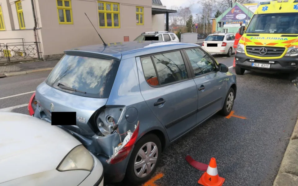 Řidič na mokru na křižovatce nedobrzdil. Naboural auto před sebou, kde se zranili tři lidé