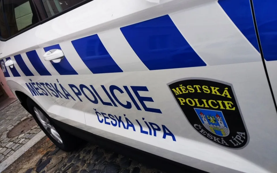 Útoky agresivní party na děti u českolipského Kauflandu. Někteří agresoři byli opilí