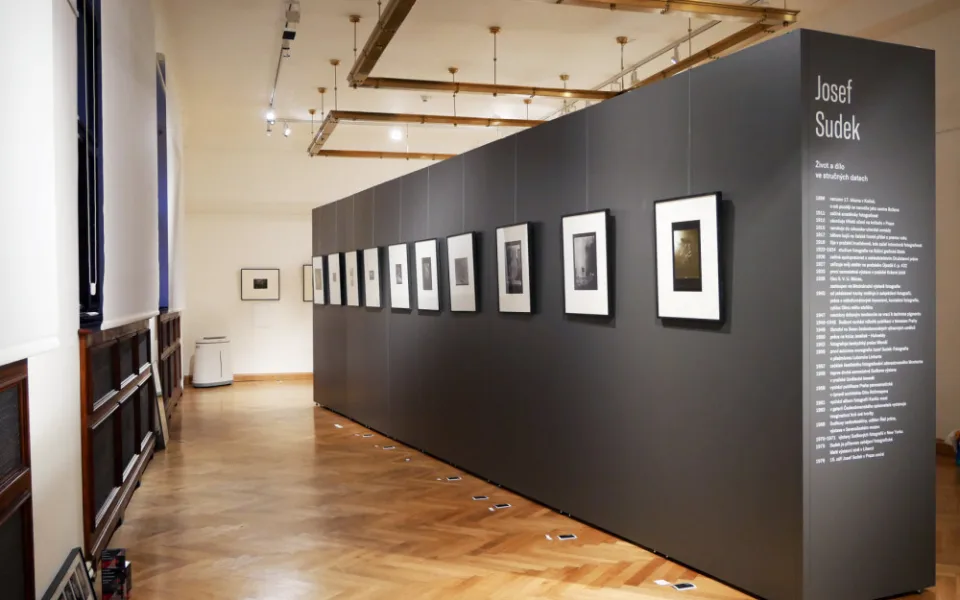 Severočeské muzeum vystavuje fotografie Sudka a díla ze sklářského sympozia