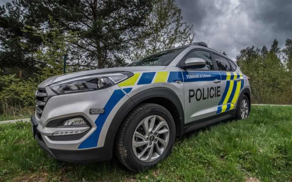 Díra v dodávce, škoda za třicet tisíc. Zloděj přitom ukradl jen prázdnou krabici