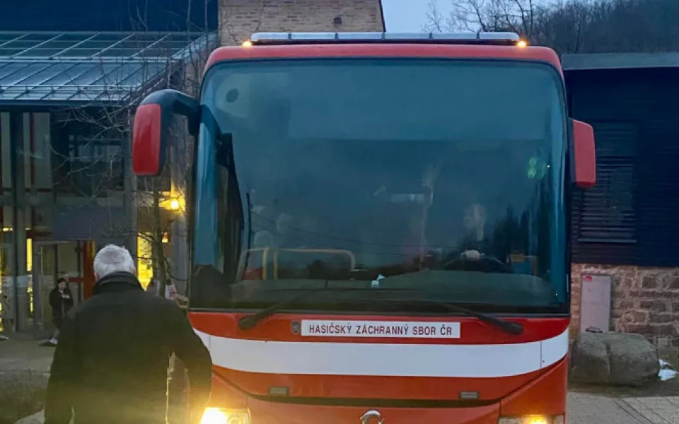 S transportem pomohli hasiči.
