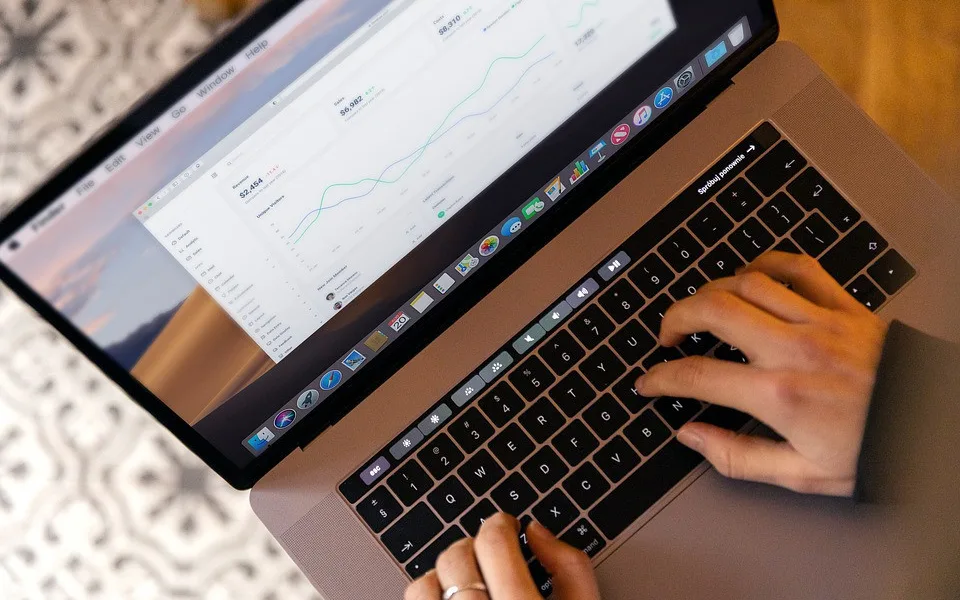 Chtěla investovat do kryptoměny. Žena během půl roku přišla o čtyři miliony
