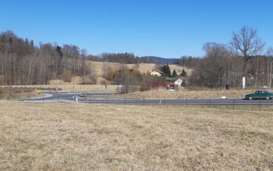 Dlouhé kolony a čekání ve Studánce. ŘSD začalo s výstavbou osvětlení na kruháči